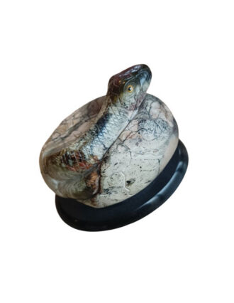 Serpentijn slang op stenen voet